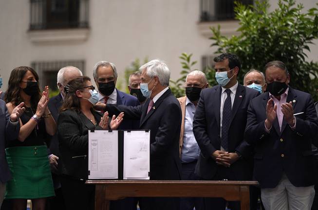Presidente Piñera promulga Ley Juan Barrios que endurece penas por ataques incendiarios en vehículos con personas en su interior